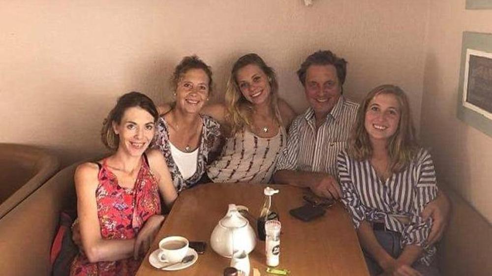 Erol Mask za ženom Hajdi i ćerkama; Jana je prva sa leve strane 