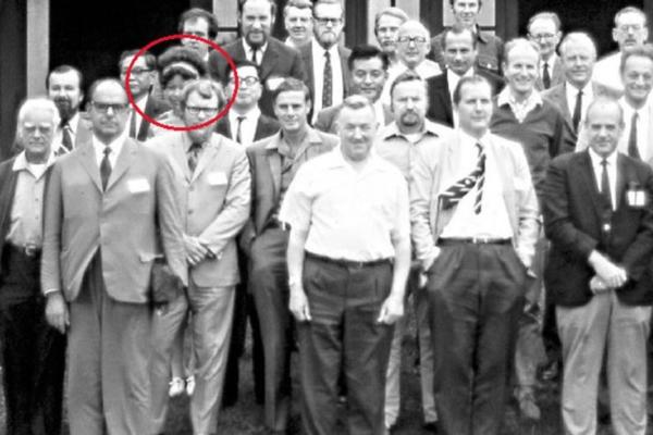 MISTERIJA ZBOG KOJE JE PLANUO TVITER: Na slici je 37 muškaraca i ona? Ko je jedina žena na fotografiji? (FOTO)