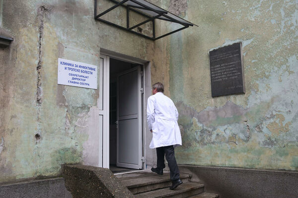 POVREĐENA MEDICINSKA SESTRA NA INFEKTIVNOJ KLINICI: Muškarac razbio šalter!