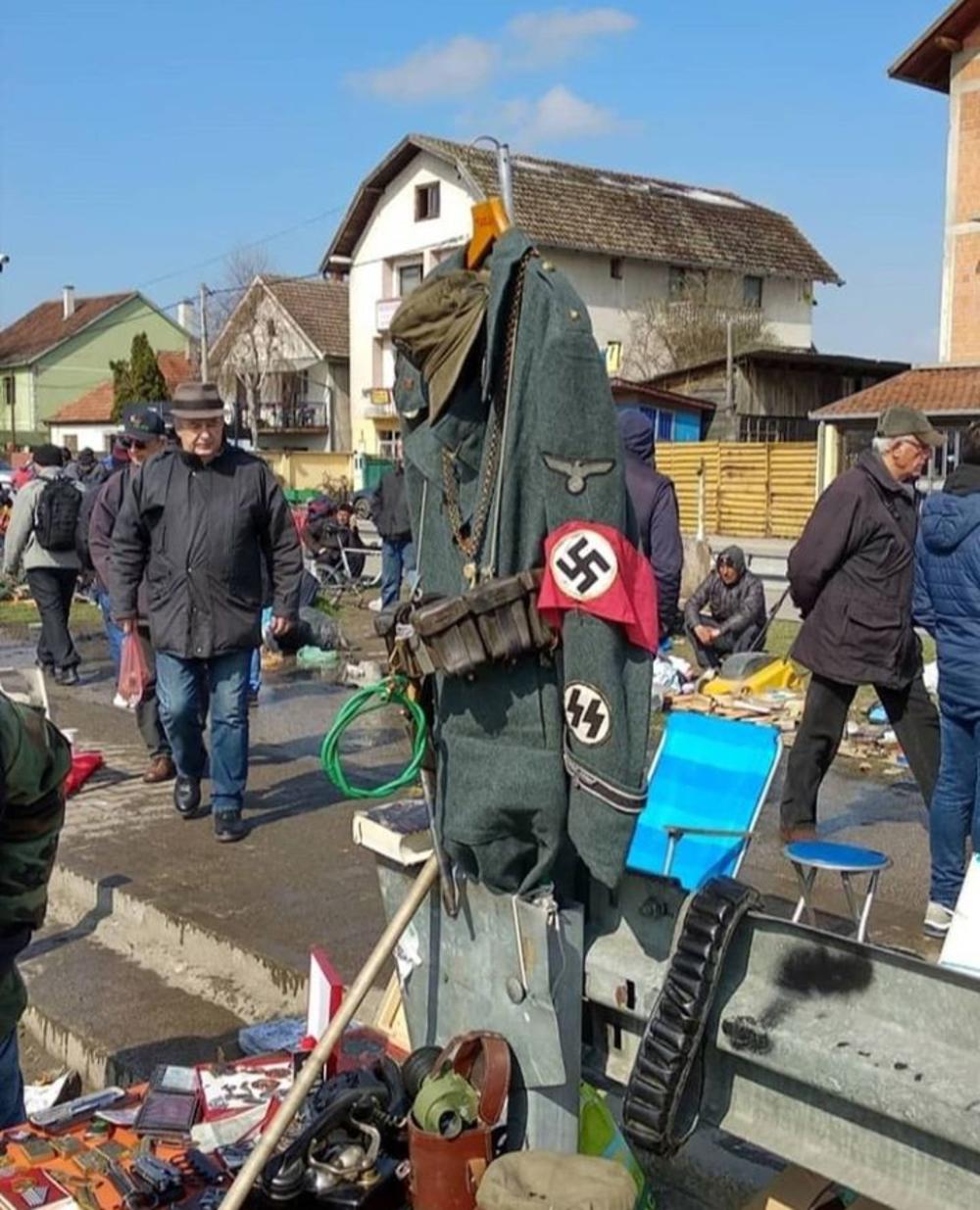 Prodaja nacističke uniforme na otvorenoj pijaci
