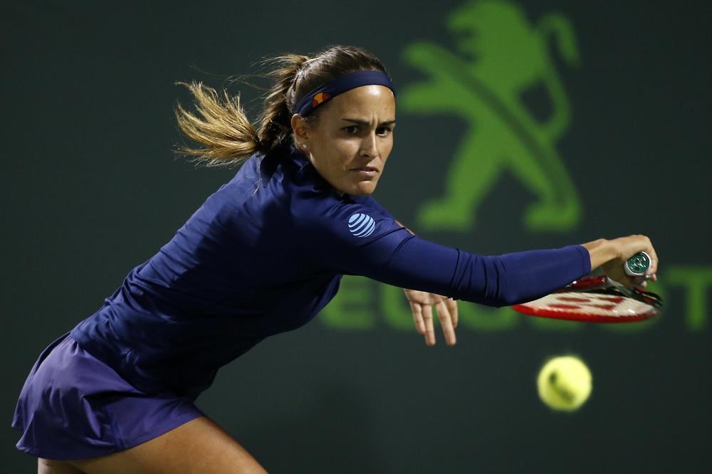 NJU GLEDAJU I ONI KOJI MRZE TENIS! Pogledajte šta se dešava sa pozadinom olimpijske šampionke dok trči po terenu! (FOTO) (VIDEO)