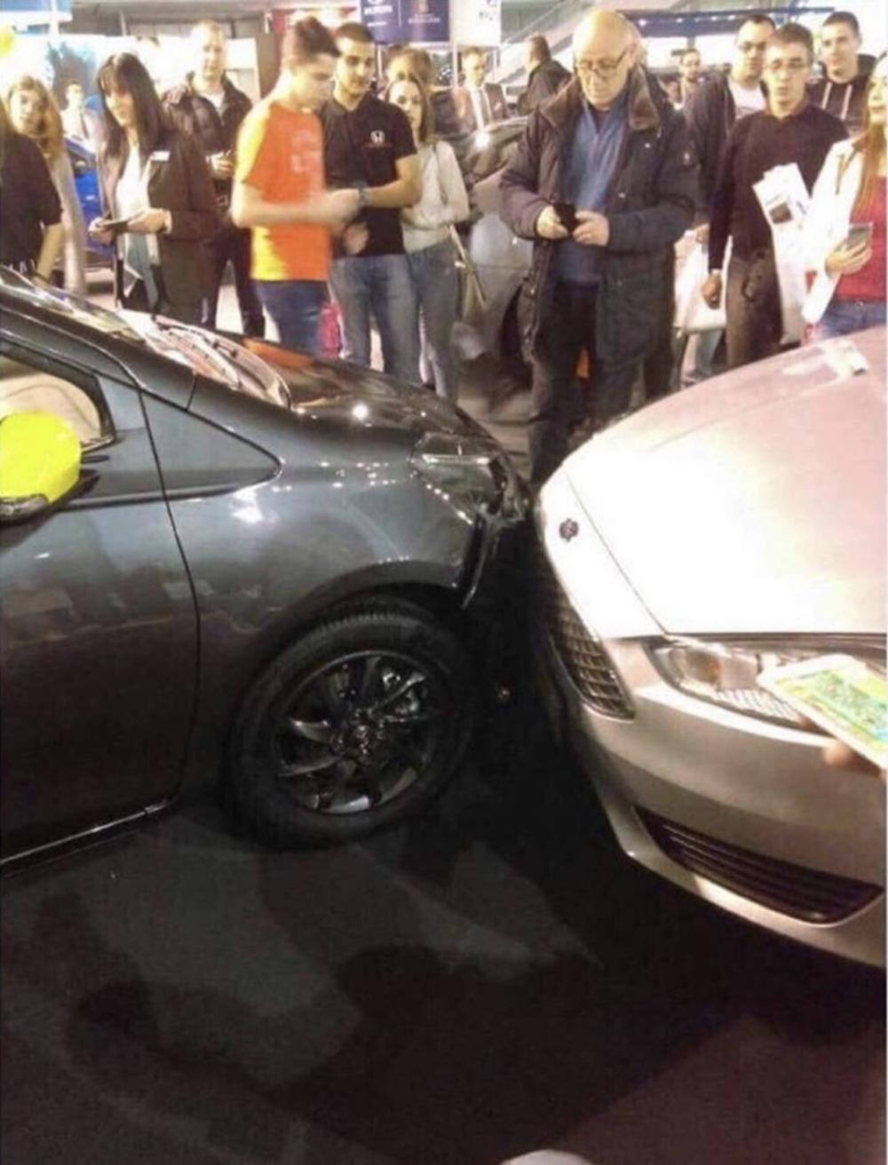 Sudar na sajmu automobila  