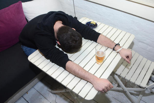 OVAKO OPISUJEMO NEKOGA KO JE "ALKOHOLOM OVEREN": Zašto se kaže PIJAN KAO MAJKA? (FOTO)