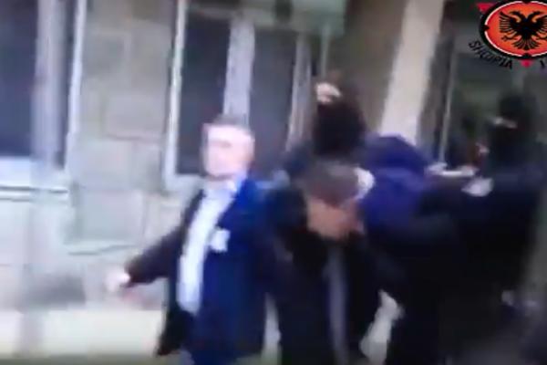 SNIMAK PONIŽAVANJA SRBIJE OBILAZI SVET: Marka Đurića kao NAJGOREG KRIMINALCA vode kroz centar Prištine! (VIDEO)