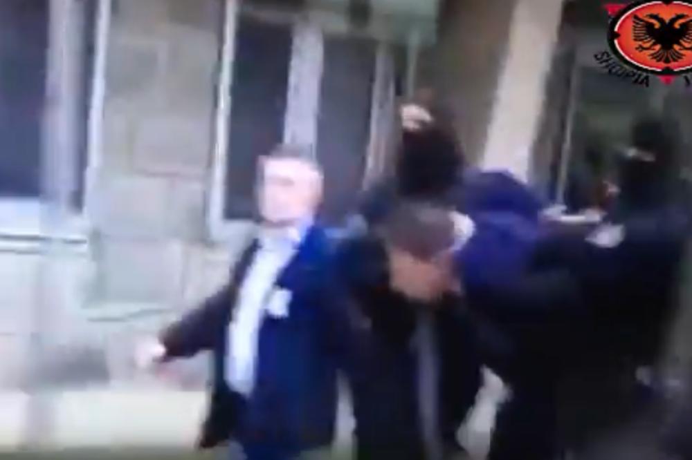 SNIMAK PONIŽAVANJA SRBIJE OBILAZI SVET: Marka Đurića kao NAJGOREG KRIMINALCA vode kroz centar Prištine! (VIDEO)