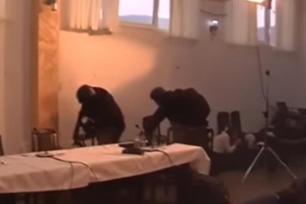 TUKU IH NEMILOSRDNO KUNDACIMA PO GLAVI! Pogledajte kako se albanski specijalci iživljavaju nad Srbima u Kosovskoj Mitrovici! (VIDEO)