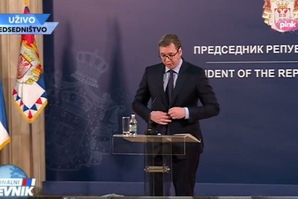 Vučić posle hapšenja Đurića: TI BEDNI TERORISTI NAPALI SU JADNOG MARKA! Poslali su magarce sa šok-bombama na goloruki narod da bi rekli MNOGO SMO JAKI! (VIDEO)