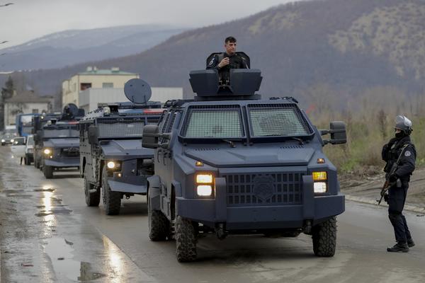 ISPRAVKA: Nije sigurno da Marko Đurić pokazuje palac iz blindiranog vozila (FOTO)