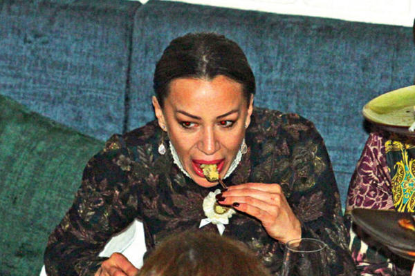 GUTALA JE ALAVO, UMALO DA SE UDAVI! Romana proždrnula večeru, pa se odjednom uhvatila za grlo i grudi... (FOTO)