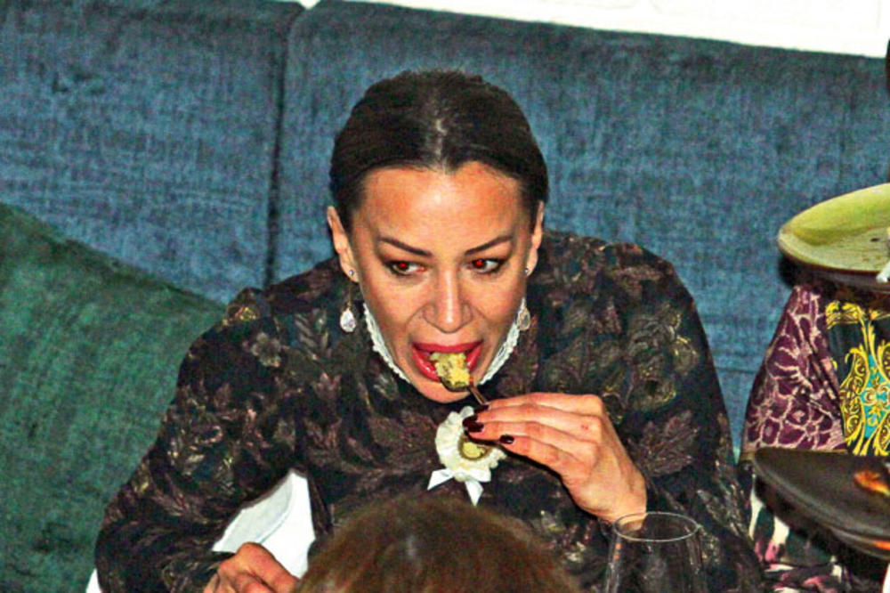 GUTALA JE ALAVO, UMALO DA SE UDAVI! Romana proždrnula večeru, pa se odjednom uhvatila za grlo i grudi... (FOTO)