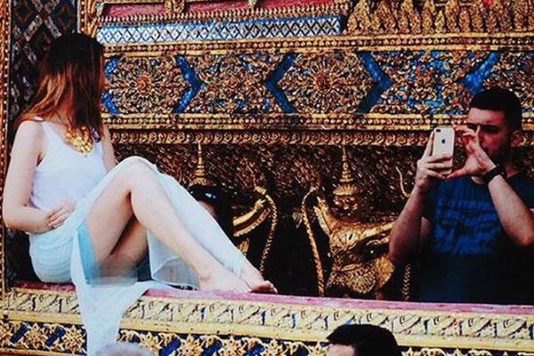 SRPKINJA JE OSKRNAVILA NAŠEG SMARGADNOG BUDU: Fotografija koja otkriva previše izazvala BURU NA TAJLANDU, Srbi kažnjeni novčano (FOTO)