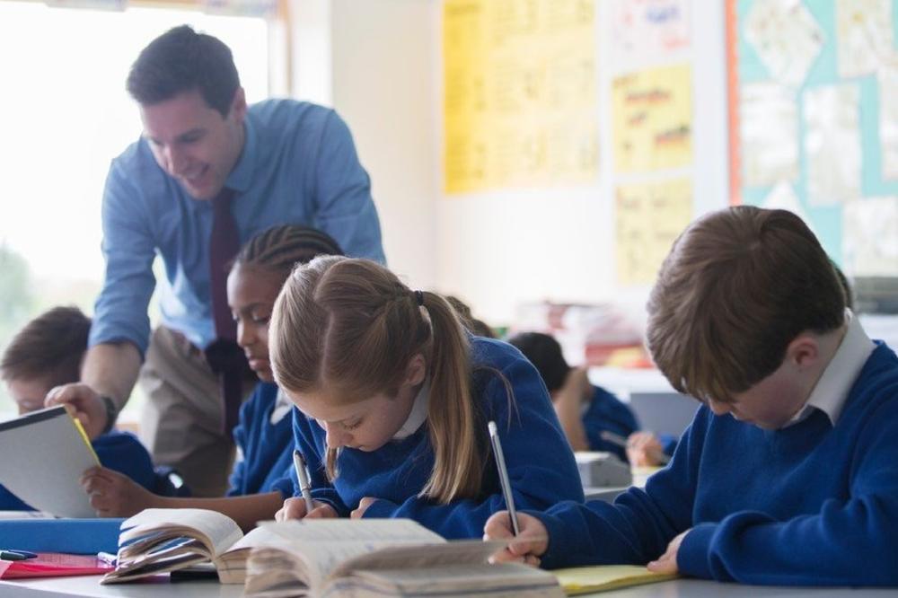 JEDAN URNEBESAN VIC ZA DOBAR POČETAK VIKENDA: Pita UČITELJ PERICU...