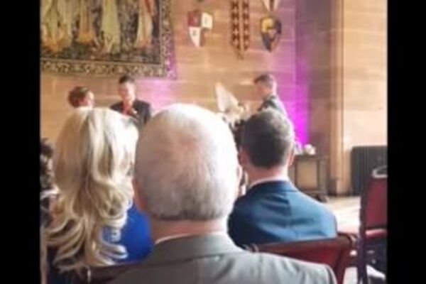 KUME, ODLETE TI PRSTENJE: Venčanje ovog para postalo je HIT na internetu, a sve zbog URNEBESNOG incidenta! (VIDEO)