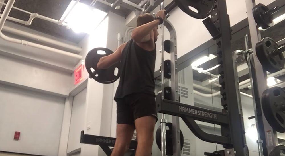 Spenser je čučnjeve radio u teretani  