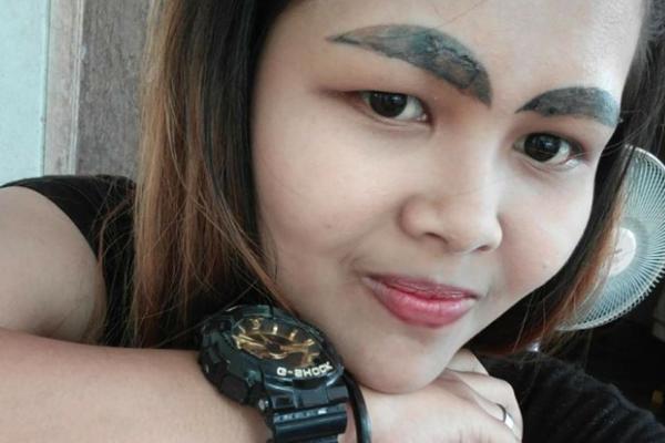 HTELA JE DA SE ULEPŠA, A DOBILA JE OVO! Tetovirala je obrve, a kada je videla rezultat, gorko se pokajala! (FOTO)