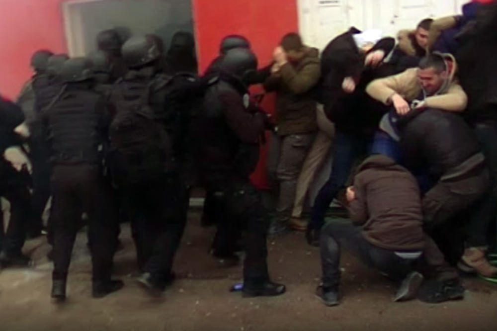 MOŽETE LI DA ZAMISLITE KAKO JE KADA VAS NEKO GAZI PO GLAVI? Jeziva svedočenja Srba koje su specijalci tukli sinoć na Kosovu