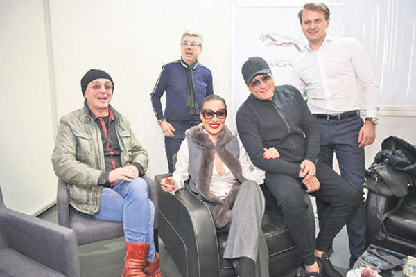 OVO SE ZOVE DOBRA KUPOVINA: Ceca se pojavila na Sajmu automobila, pa PAZARILA MAŠINU od 140.000 evra (FOTO)