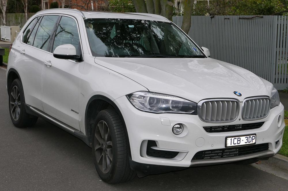 KUPIO JE SKUPOCENI BMW, PA ZAŽALIO: Vrata automobila su mu OTKINULA PRST, evo i kako