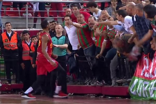 BAŠ IMA PETLJU! Igrač Mursije uleteo u klinč sa RAZJARENIM turskim navijačima! (VIDEO)