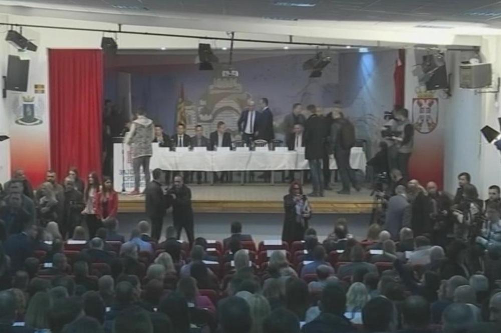 POČEO SASTANAK U KOSOVSKOJ MITROVICI! Srbi poručuju: Mir je naša osnovna misao, spremni smo za dijalog, ali ako hoće da nas hapse, neka nas hapse!