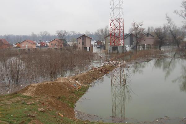 MISTERIJA NELEGALNOG PUTA NA SAVSKOM NASIPU: Niko ne zna ko ga je napravio, građani apleuju na vlast da ga ukloni (FOTO)