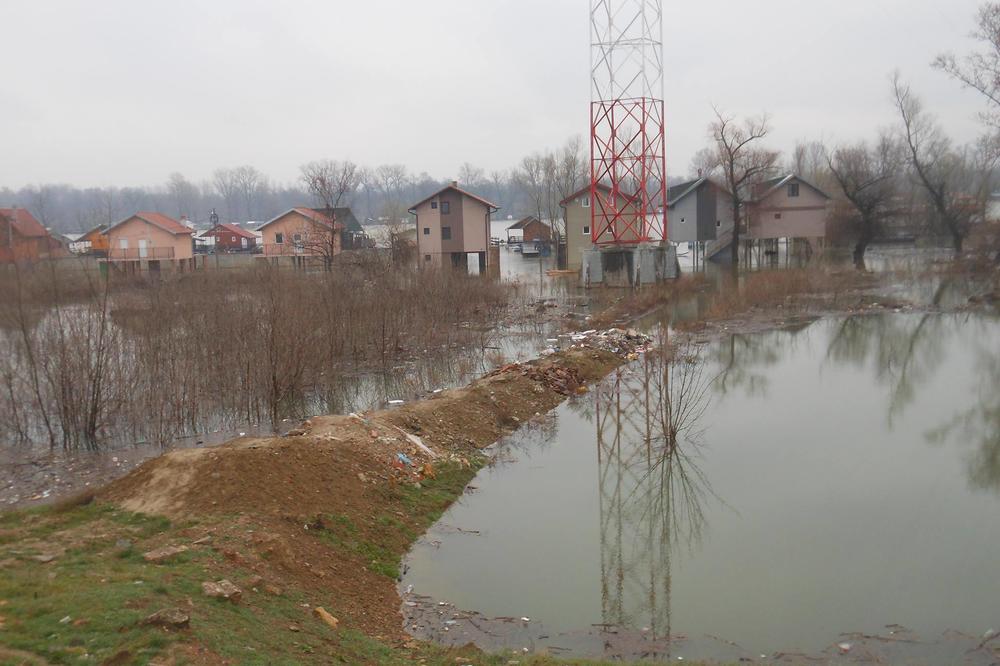 MISTERIJA NELEGALNOG PUTA NA SAVSKOM NASIPU: Niko ne zna ko ga je napravio, građani apleuju na vlast da ga ukloni (FOTO)