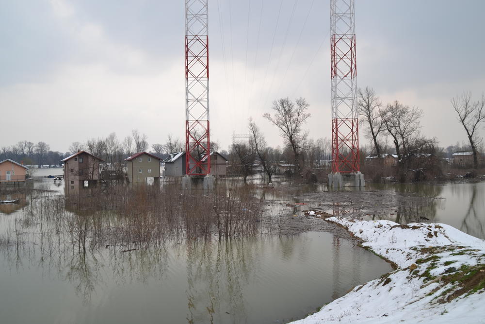 Na slici od 24.03.2018 pri vodostaju od 520cm se vidi da je veći deo puta pod vodom  