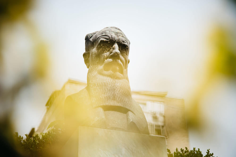 PREGAZIO DETE, OTIMAO STOKU OD SELJAKA, IZBEGAO VOJSKU: Ovo je NAJBAHATIJI sin SRPSKOG POLITIČARA!