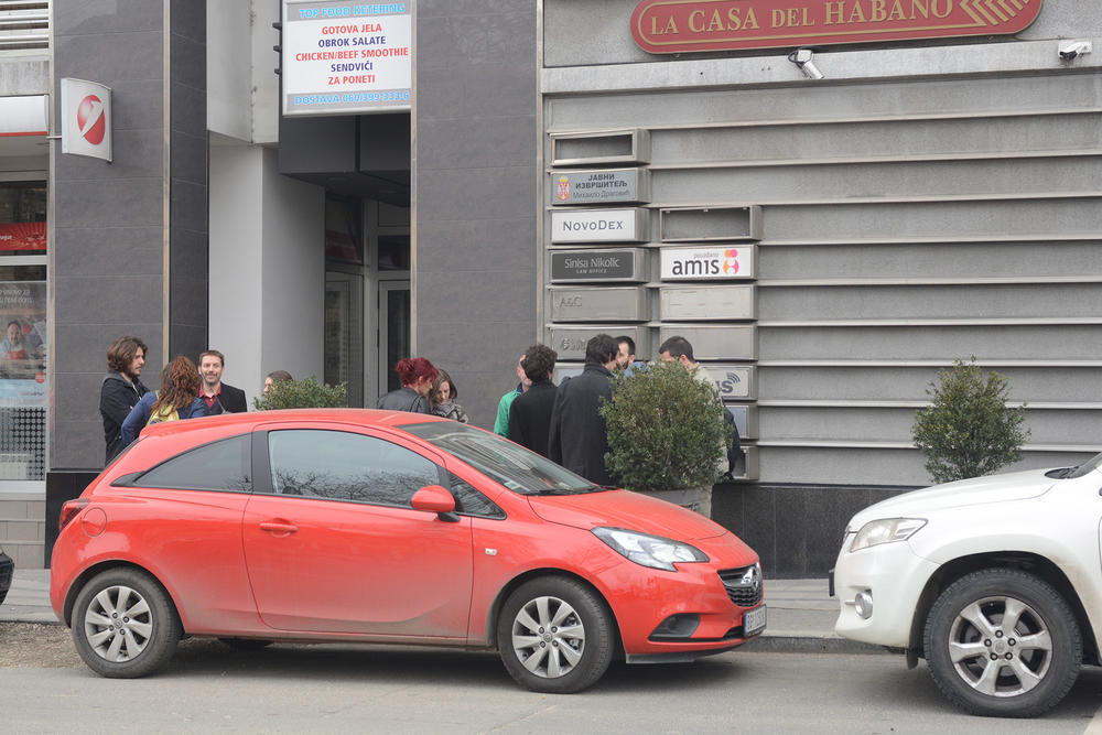 Građani ispred ispred kancelarije izvršitelja Mihaila Dragovića 