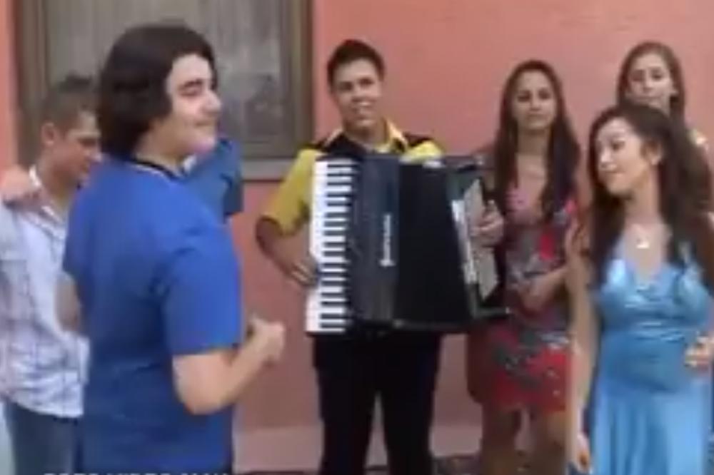 KAKO SE VESELE SRPSKI VLASI I VLAJNE: Brat čuva sestru od DRUGARA ŠMEKERA i preporučuje joj da se igra s devojčicama, inače će da je prebije! (VIDEO)