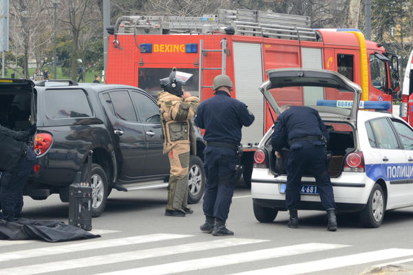 HEROJ S KOŠARA PRETIO DA ĆE SE UBITI? Snimak drame ispred Narodne skupštine, sve blokirano (VIDEO)