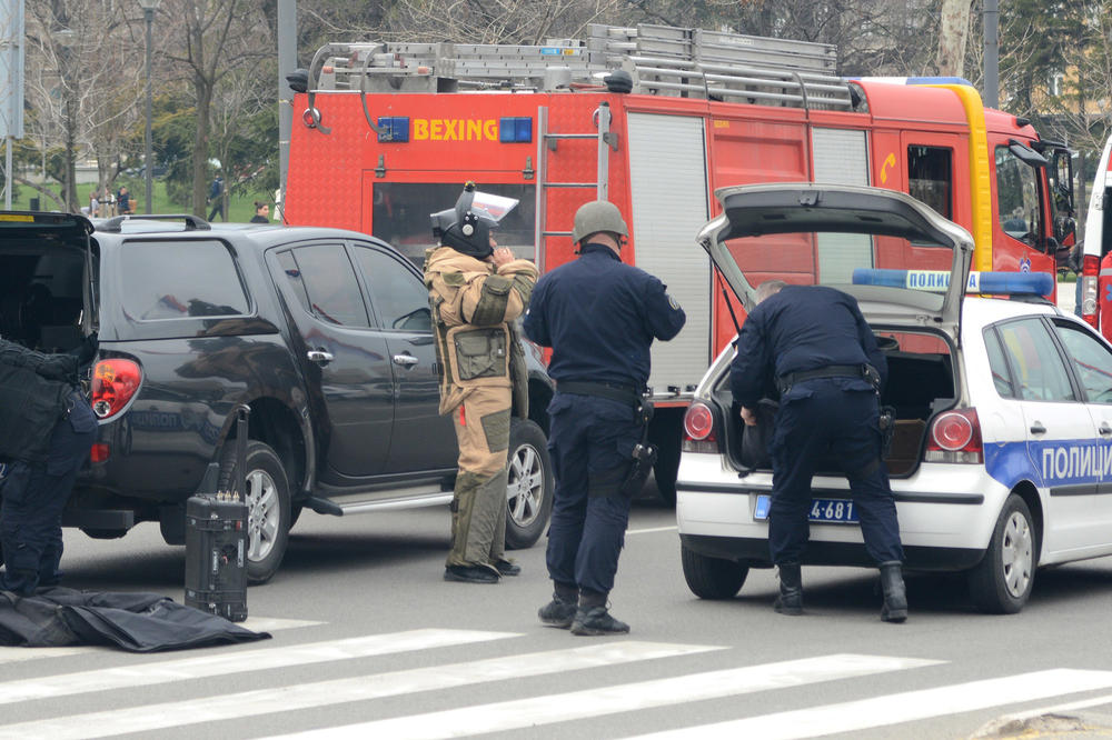 HEROJ S KOŠARA PRETIO DA ĆE SE UBITI? Snimak drame ispred Narodne skupštine, sve blokirano (VIDEO)
