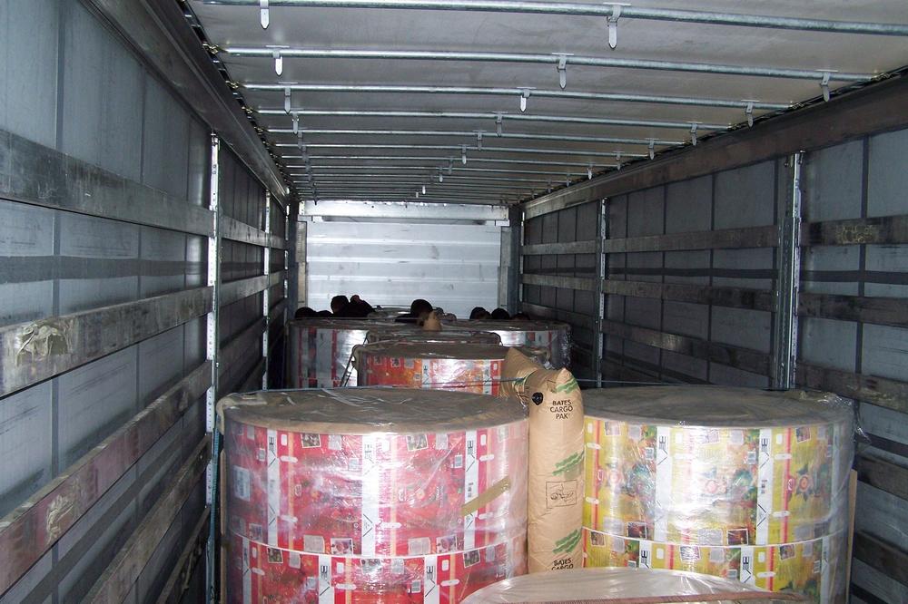 CARINICI SU OTVORILI KAMION KOJI PREVOZI AMBALAŽU: Tamo su zatekli ono čemu se nikako nisu nadali! (FOTO)