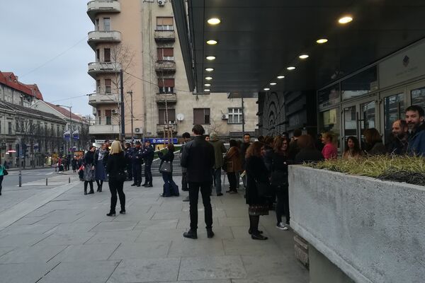 OPŠTI HAOS, ZAVETNICI UPALI NA PREMIJERU FILMA O KOSOVU: Vređali gledaoce i širili srpsku zastavu (FOTO) (VIDEO)