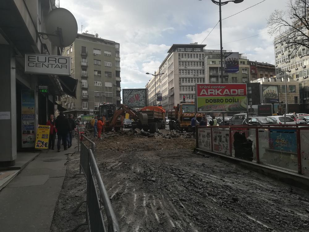 Pešaci jedva da mogu da prođu ovim putem  