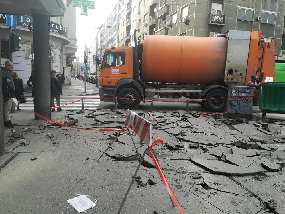 Pešaci obilaze katakombe  