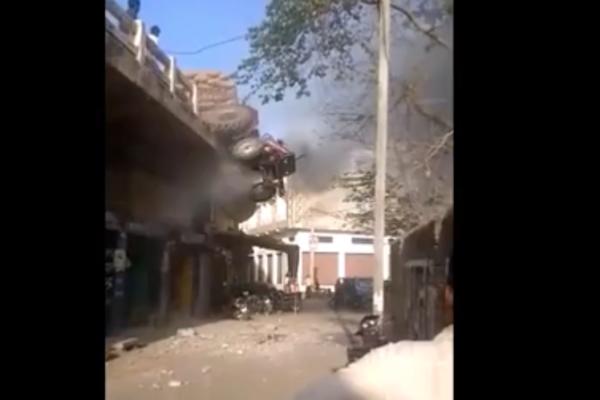 TRAKTOR SE POPEO NA ZGRADU I DOŽIVLJAVA AGONIJU! Zaista je ovako kao što smo napisali, pogledajte snimak! (VIDEO)