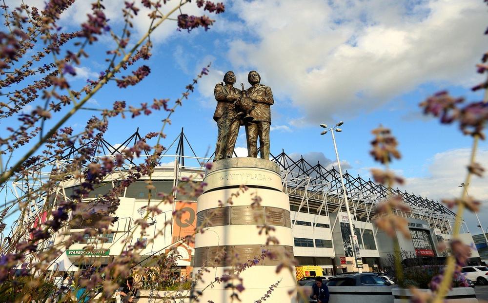 Spomenik Brajanu Klafu i Piteru Tejloru  