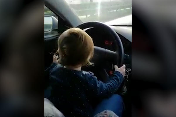 PETOGODIŠNJAK UKRAO MAJCI AUTO I VOZIO AUTO-PUTEM: Policajci se šokirali onim što im je rekao!