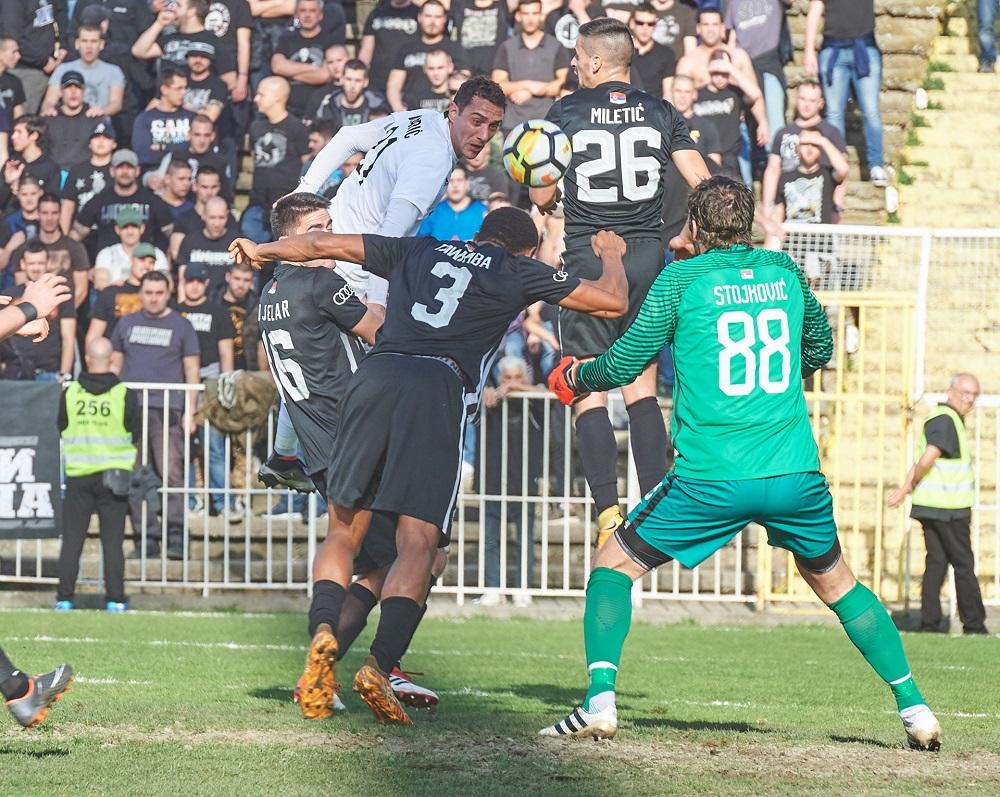 Darko Puškarić šutira glavom na gol Vladimira Stojkovića