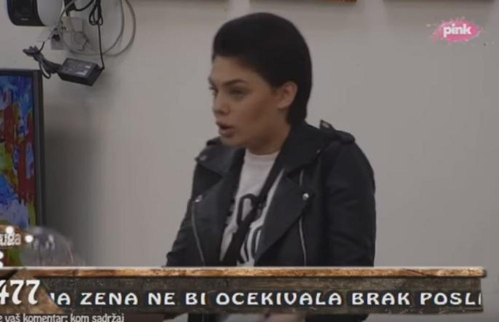 Za Minu takođe tvrdi da je zaljubljena u Đeksona  