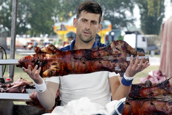 NOVAK OPET JEDE MESO: Guta ćevape i davi se u kajmaku! Navukao se i Pepe Imaz, odlepio je za Karađorđevom! (FOTO)