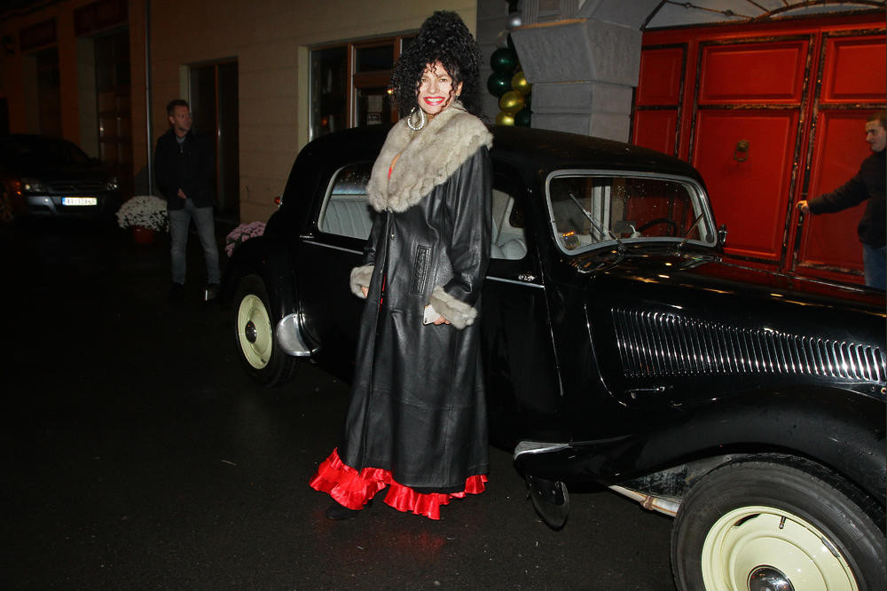 NE GLEDAJTE AKO IMATE SLAB ŽELUDAC: Lidija Vukićević sva krvava i u podlivima završila na nosilima! (FOTO)