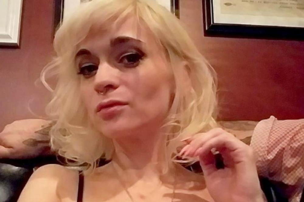 SVI ŽELE DA BUDU ROBOVI OVE DOMINO DAME! Poslušni muškarci joj kuvaju i usisavaju, a ona ih zauzvrat nagrađuje BIČEVANJEM I VEZIVANJEM! (FOTO)