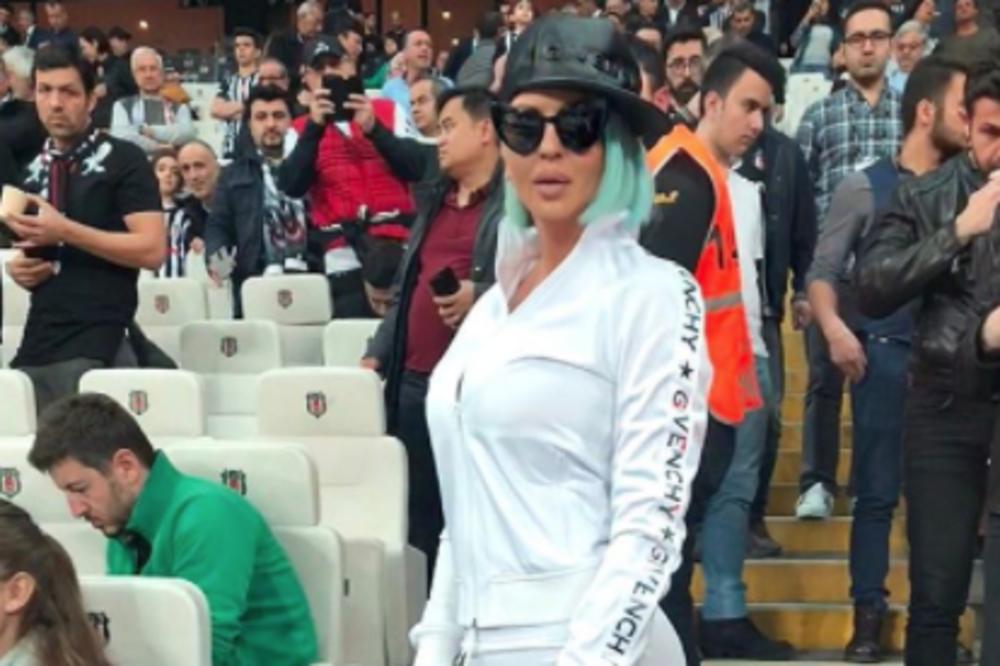 KARLEUŠA PODRŽALA SVOG SUPRUGA U TURSKOJ: Pojavila se na utakmici ovako obučena, a Instagram gori! (VIDEO)