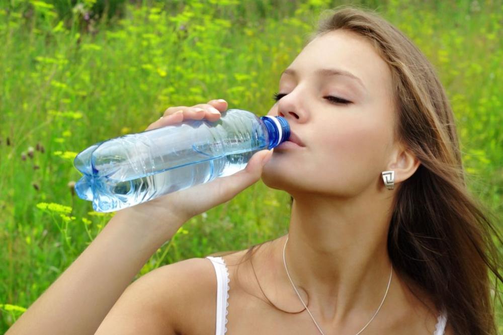 OPREZ! Ovo je 12 znakova da ne pijete dovoljno vode