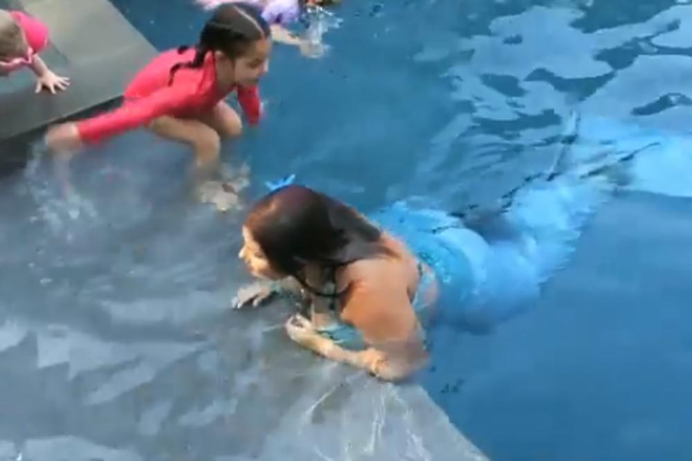 OVA DEVOJKA ZA GODINU DANA ZARADI STAN U BEOGRADU! Ona radi kao profesionalna sirena, a sve je počelo kad je umalo umrla! (FOTO)