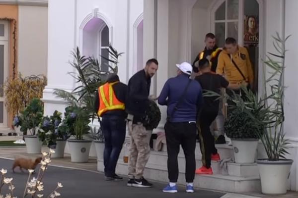 KAKAV SKANDAL! Uletelo OBEZBEĐENJE: Zaleteo se na njega brutalno, nisu mogli da ga drže (VIDEO)