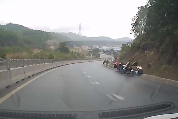 VOZAČI, ČUVAJTE SE, OZBILJNO JE! Košava ne odustaje, a evo na kojim DEONICAMA MORATE OBRATITI POSEBNU PAŽNJU!