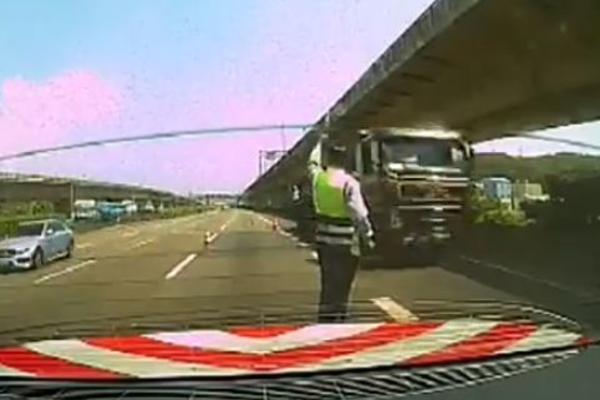 MILIMETRI POLICAJCU SPASILI ŽIVOT: Snimljena drama ispod nadvožnjaka na auto-putu! (VIDEO)
